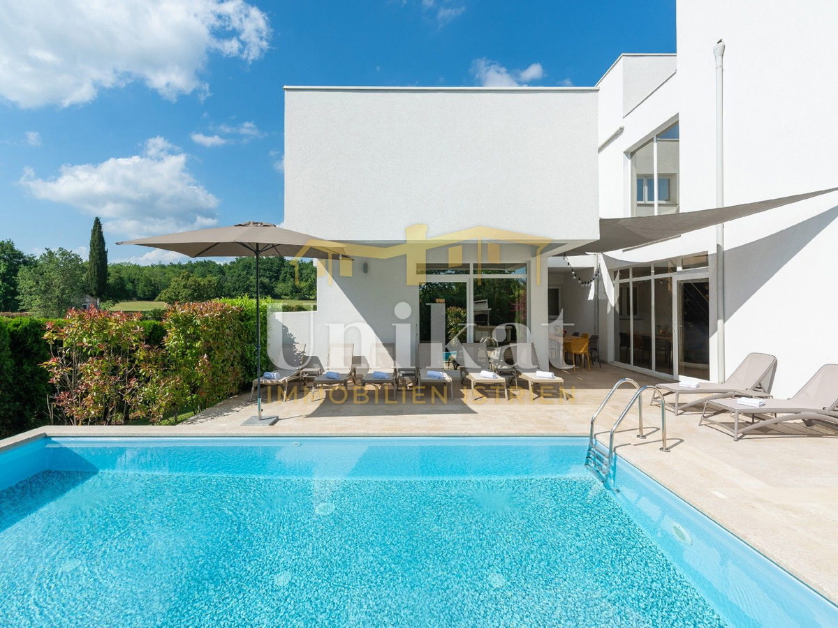 Moderna vila z notranjim in zunanjim bazenom